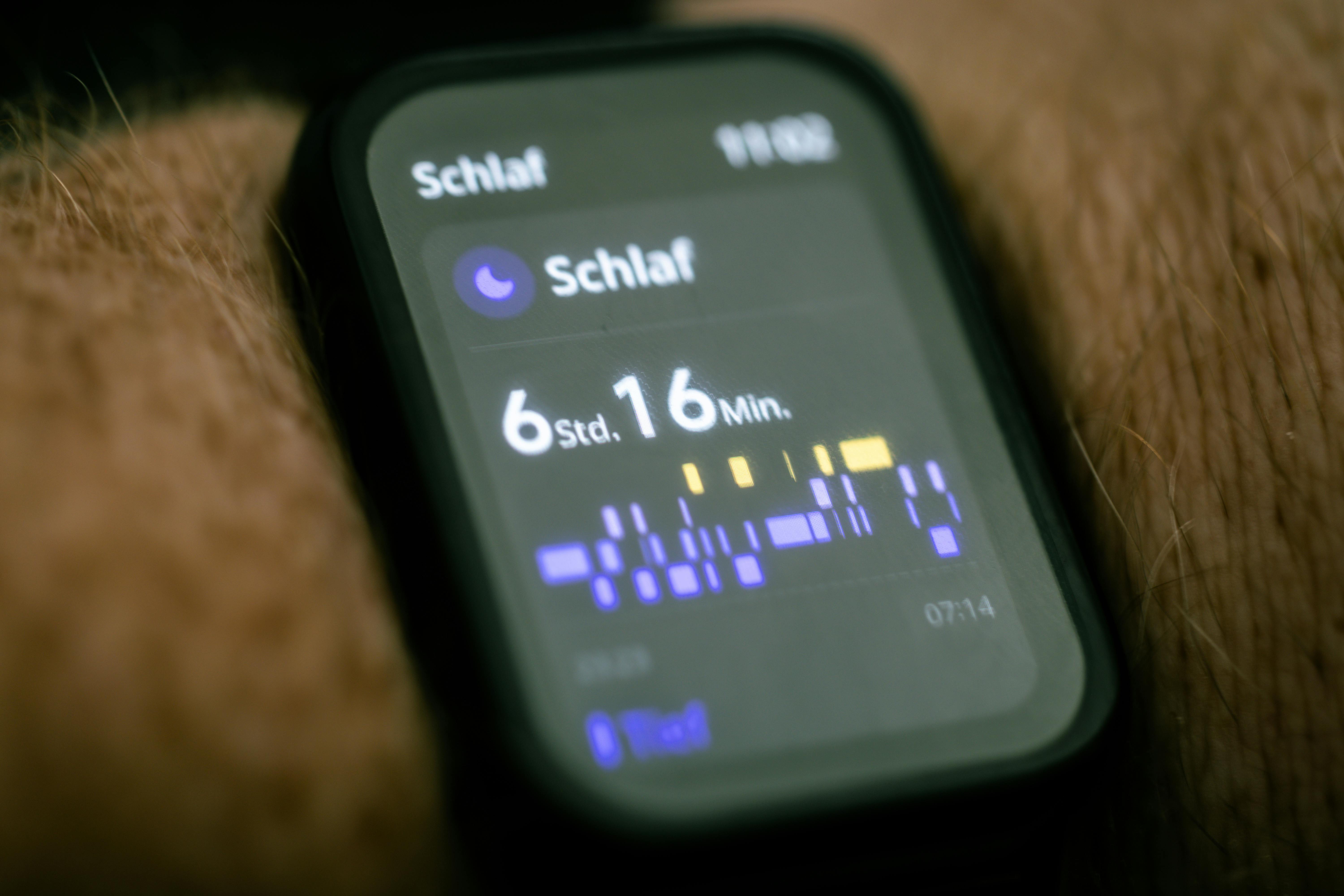 Wearable sleep tech devices and sleep tracking imagery
