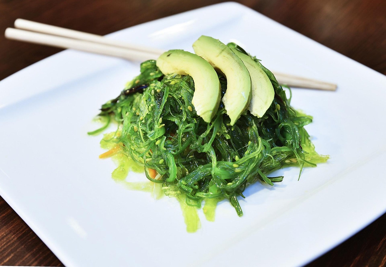 Seaweed dish illustrating iodine-rich foods and thyroid nutrition