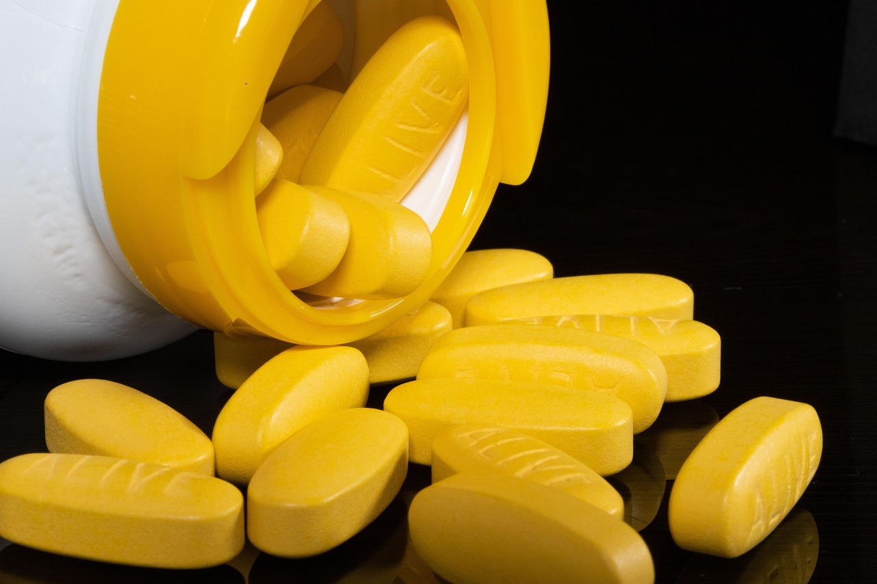 White supplement capsules photographed close-up for an evidence-based magnesium sleep analysis