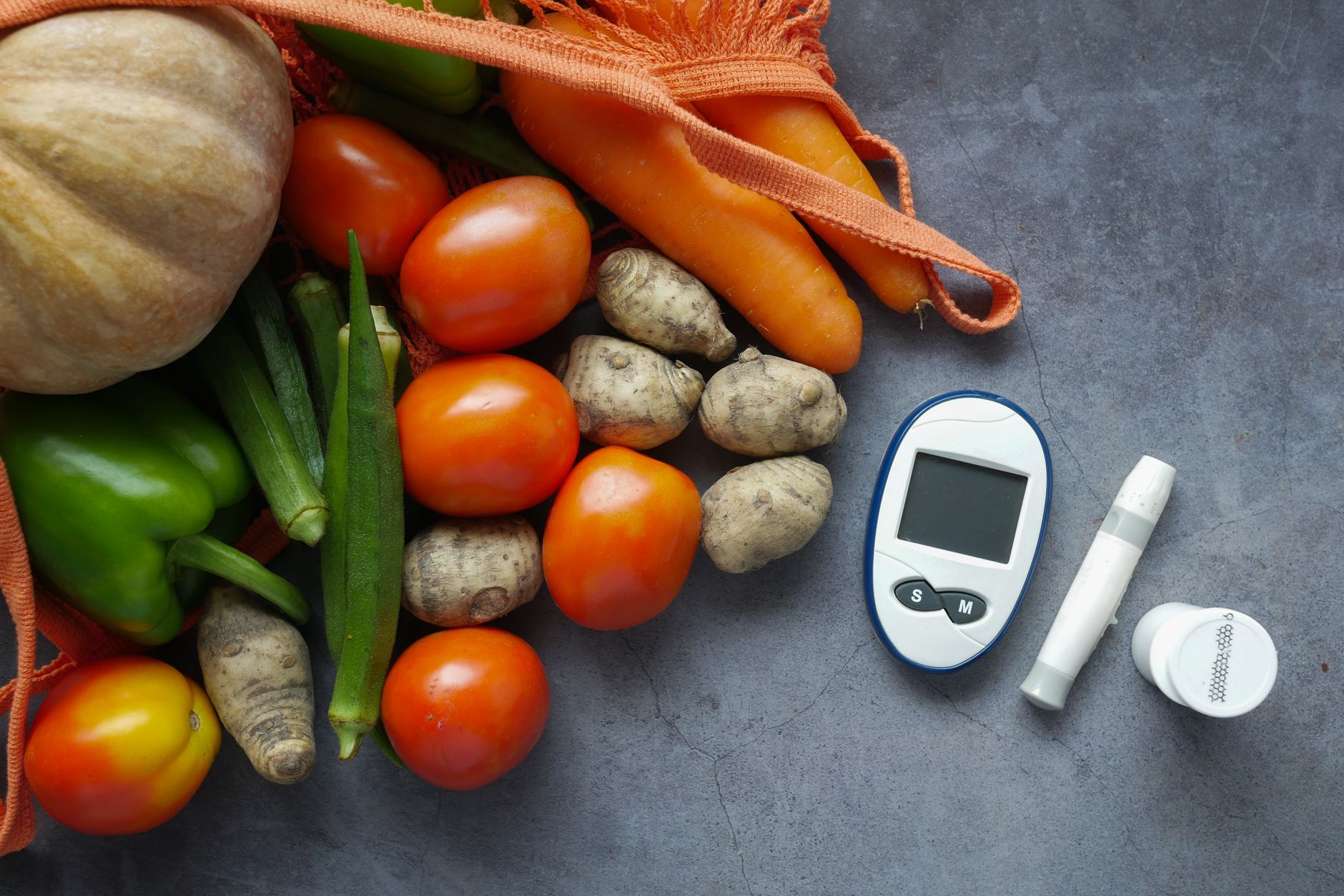 Diabetes monitoring tools beside vegetables for nutrition planning during GLP-1 therapy