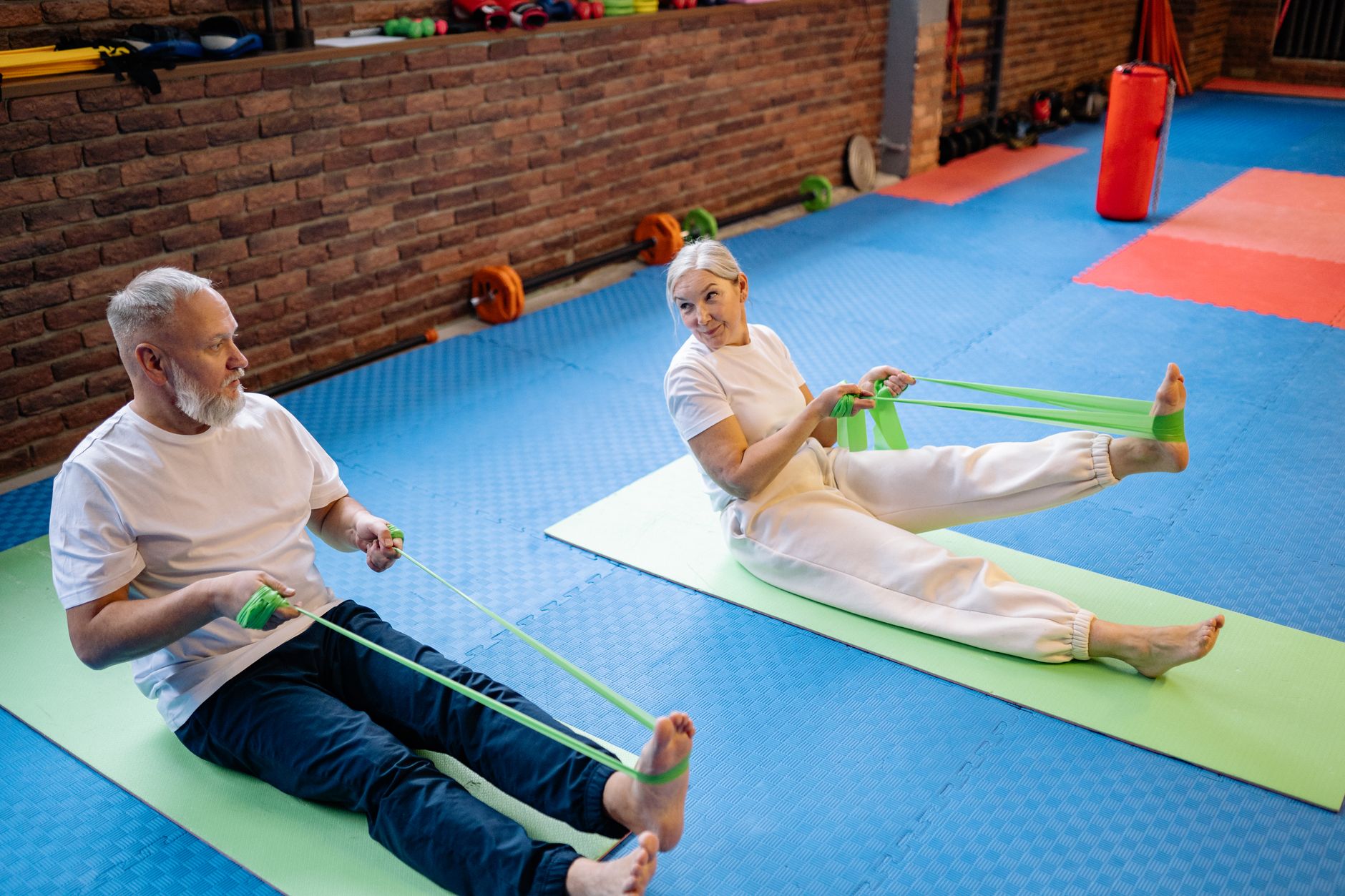 Older adults using resistance bands during a supervised strength session
